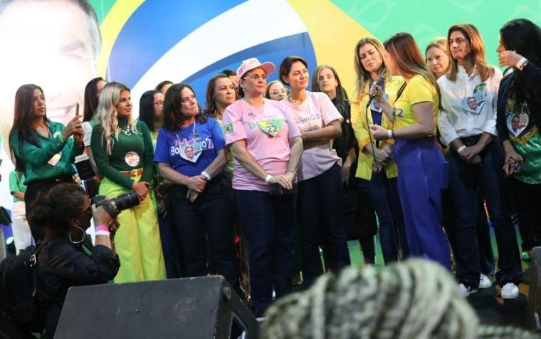 MICHELLE BOLSONARO PARTICIPA DE EVENTO NO RIO, COM PRESENÇA DE CAMPISTAS 