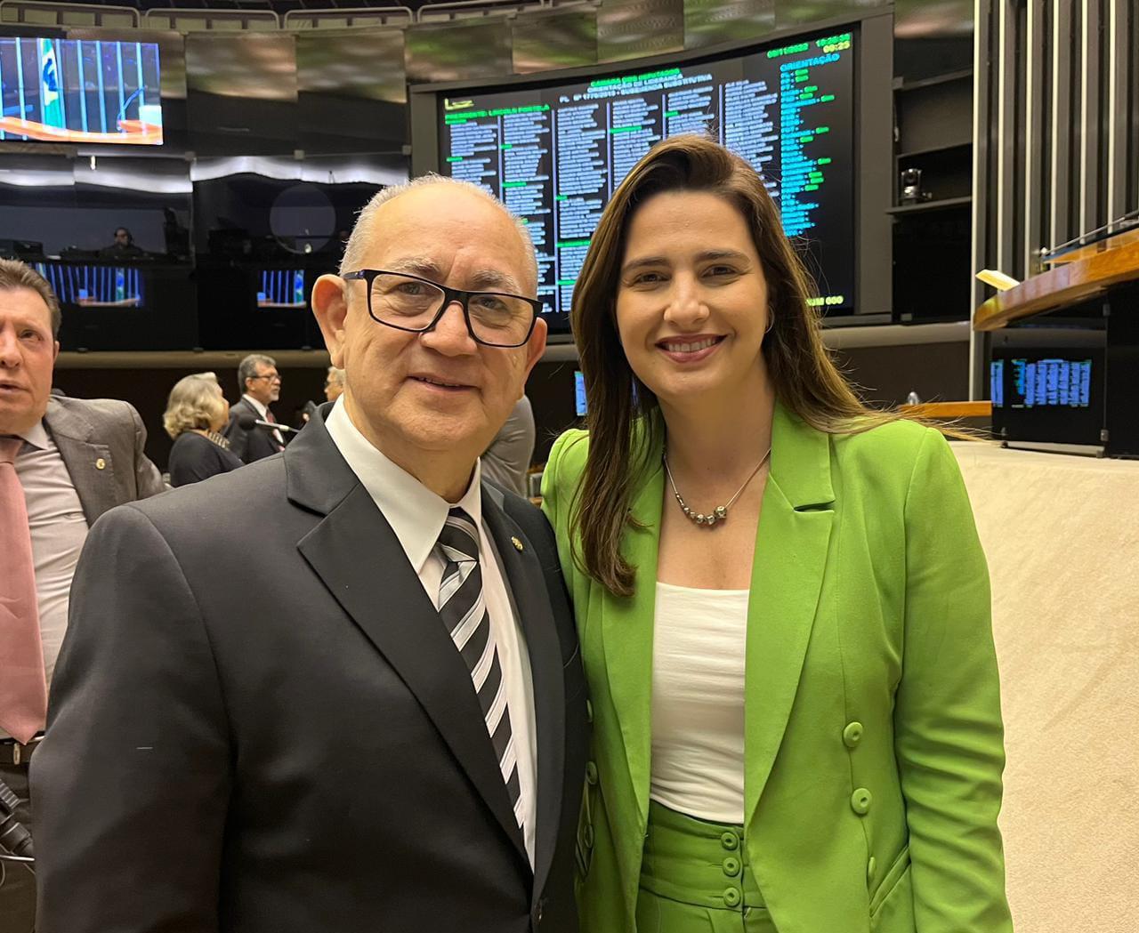 Câmara dos Deputados aprova projeto de deputada Clarissa Garotinho contra a pedofilia 