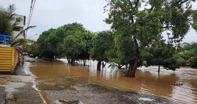 Itaperuna - Rio Muriaé transborda e começa a alagar ruas