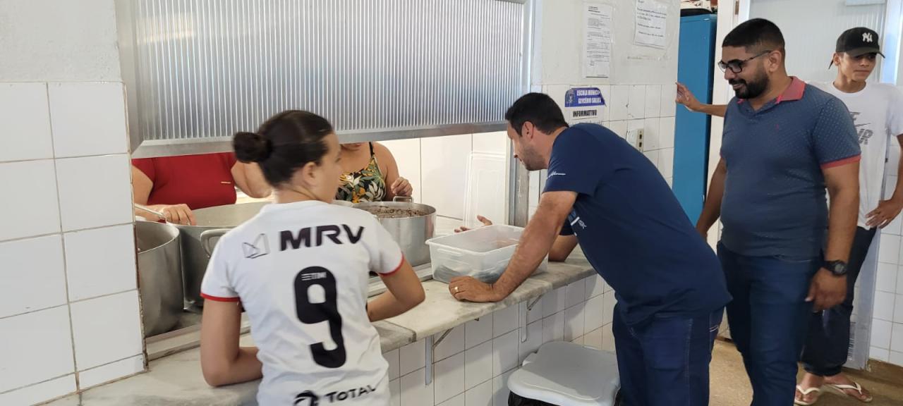 Prefeito de Italva Léo Pelanca visita escola para verificar a qualidade da merenda