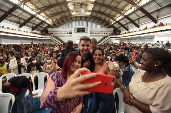 Já é Natal: Prefeito Wladimir entrega Cartão Goitacá e antecipa saldo de janeiro