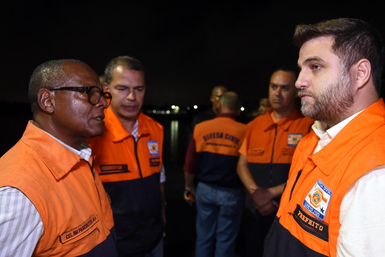 Prefeito Wladimir inspeciona local onde desabou parte do dique de contenção do rio