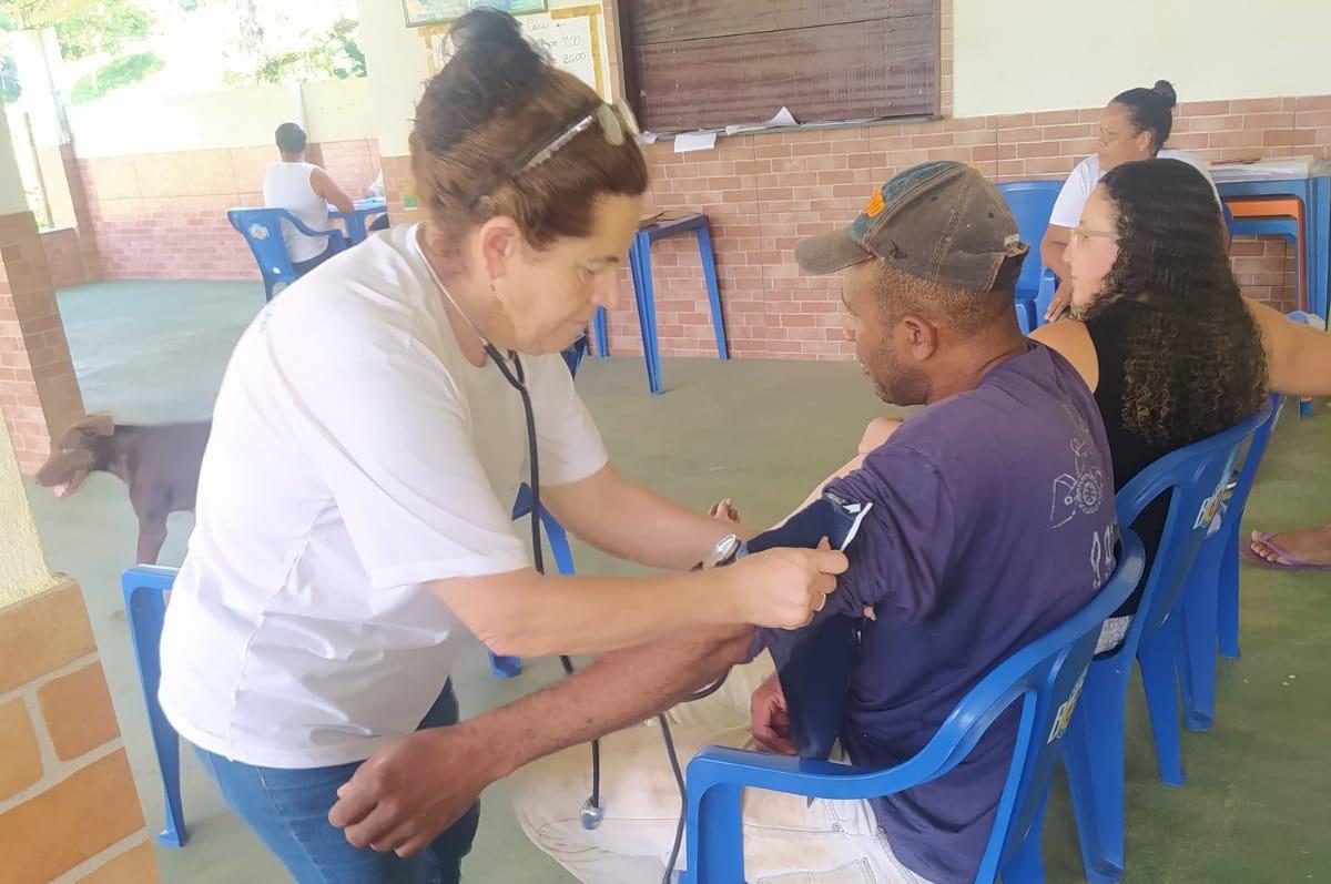 Equipe da Secretaria de Saúde de Itaperuna realiza atendimento na zona rural