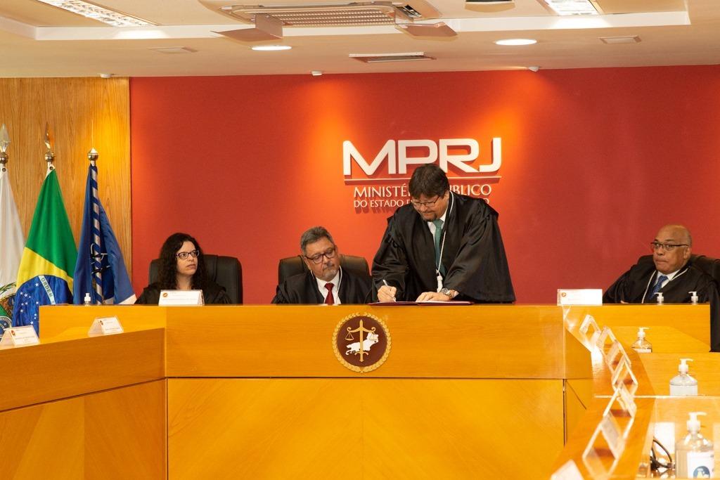 Luciano Mattos toma posse para segundo mandato como Procurador-Geral de Justiça