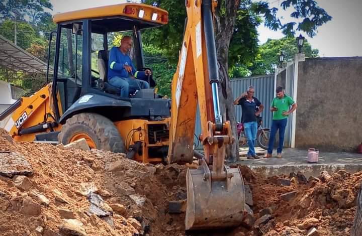 Italva - Secretaria de obras executa serviço de alta complexidade no Centro da Cidade