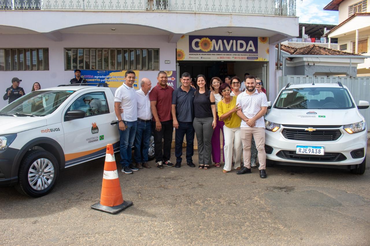 Assistência Social de Itaperuna entrega dois veículos novos para a Associação COMVIDA