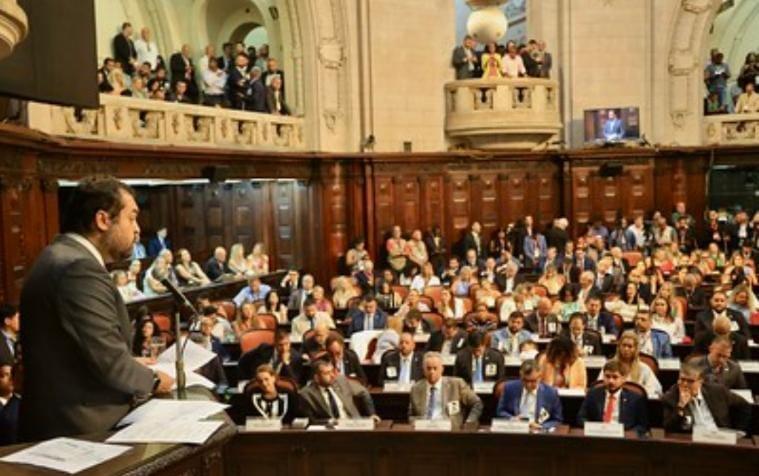Cláudio Castro participa da cerimônia de posse de deputados da Alerj