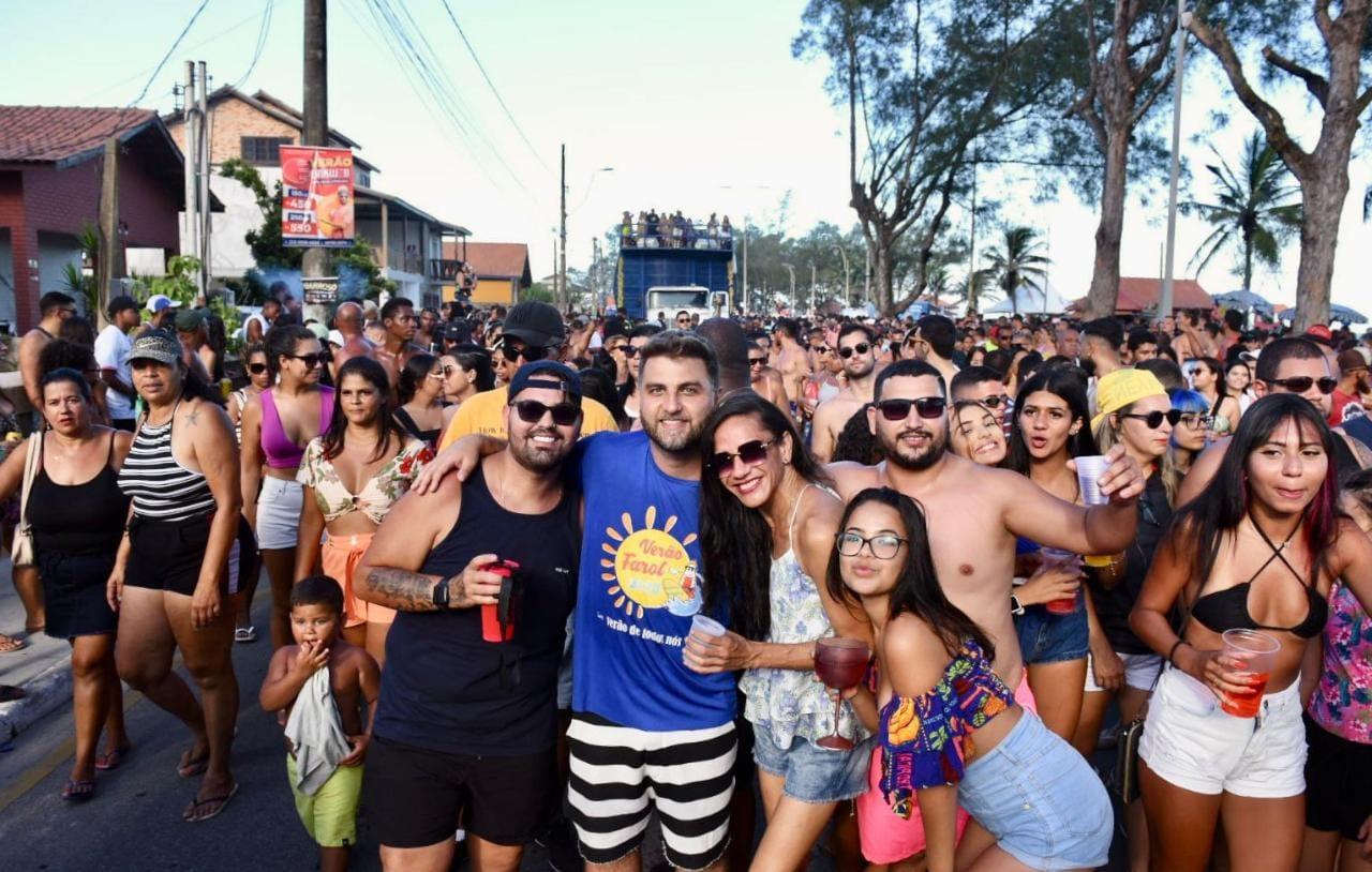 Prefeito se junta à galera acompanhando o trio com Gil Paixão em Farol