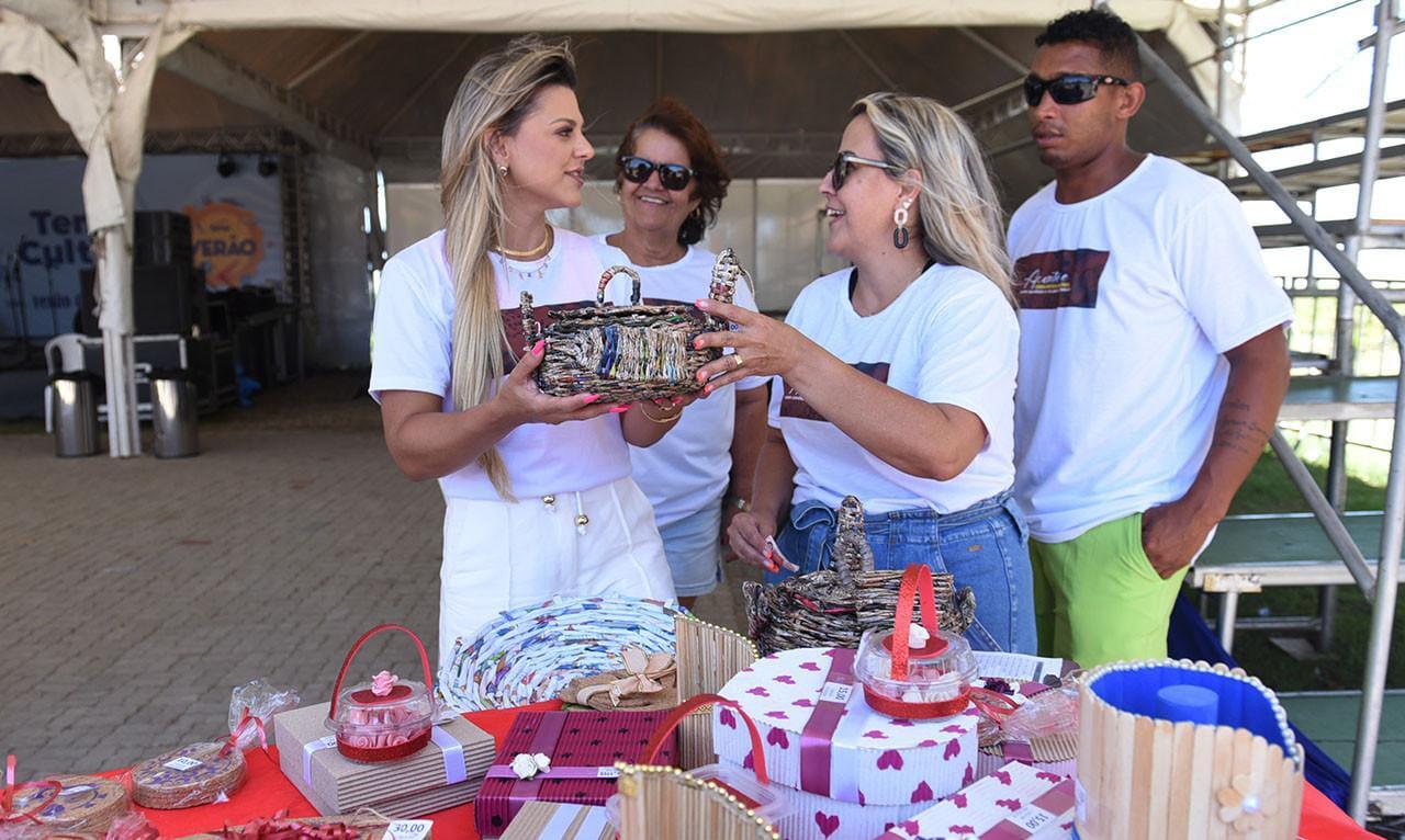 Projeto da Casa de Passagem monta lojinha com artesanato e salgados em Farol