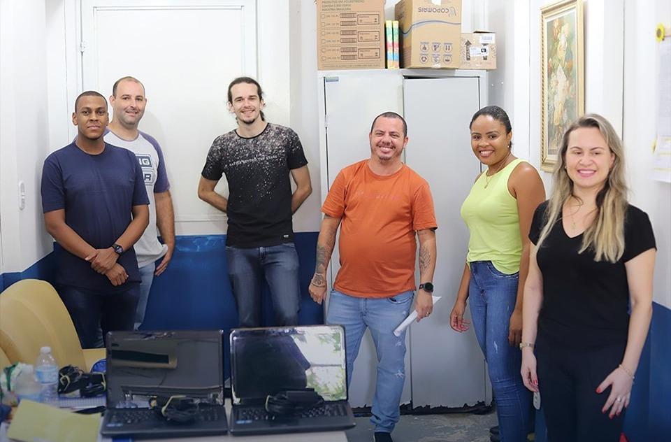 Secretaria de Educação de Itaperuna entrega notebooks para escola