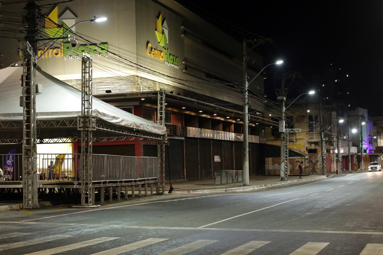 Desfile dos Foliões 2023: Estrutura começa a ser montada na XV de Novembro