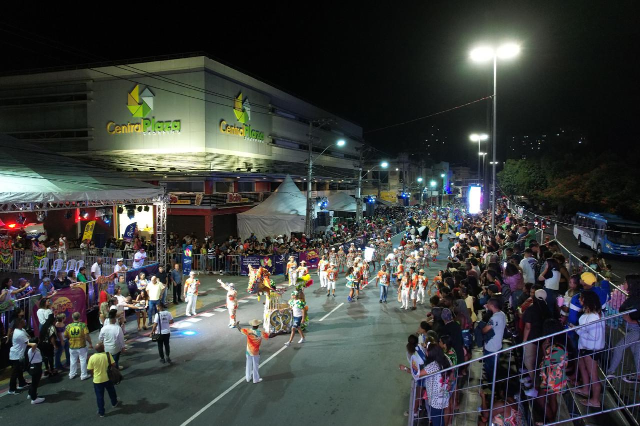 Povo marca presença no “Desfile dos Foliões” nesta sexta-feira