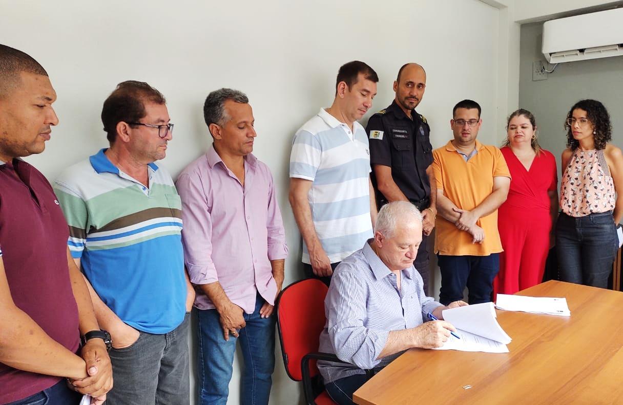 Prefeito de Itaperuna assina termo de convênio do projeto escolar 'Anjos da Guarda'