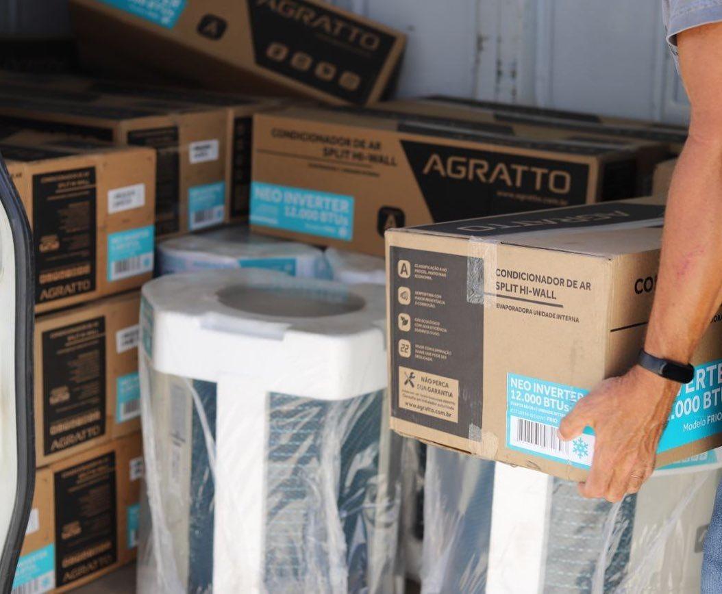 Secretário de Educação de Itaperuna participa da entrega de aparelhos de ar-condicionado em escola