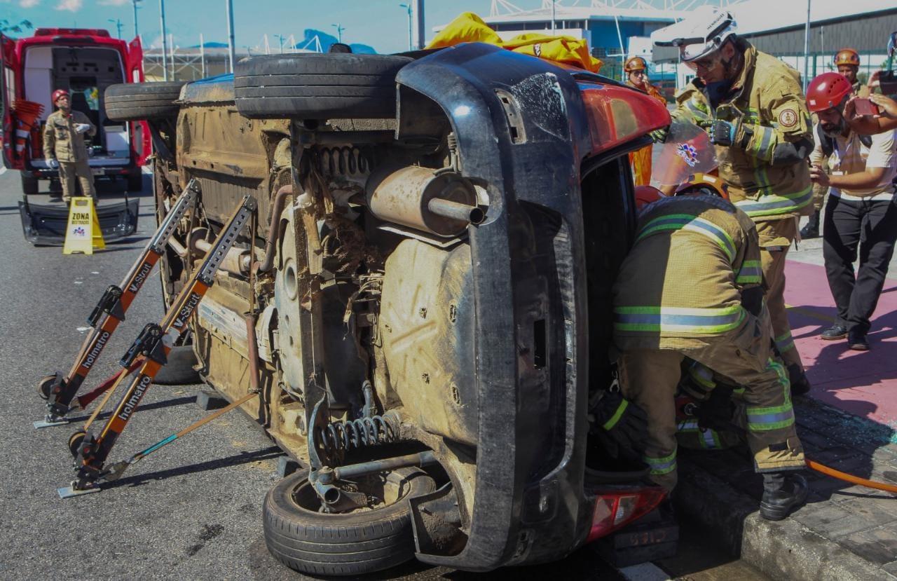 Corpo de Bombeiros do Rio promove simulação de resgate em evento do Maio Amarelo