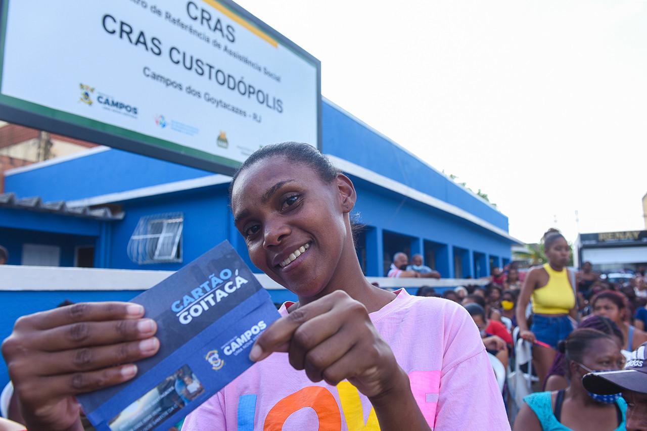 Entrega de cartões do Programa “Cartão Goitacá” e Supera RJ em novo endereço