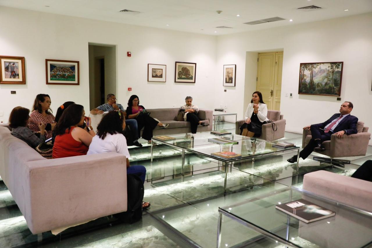 Governador Cláudio Castro concede piso salarial nacional para o magistério do Rio