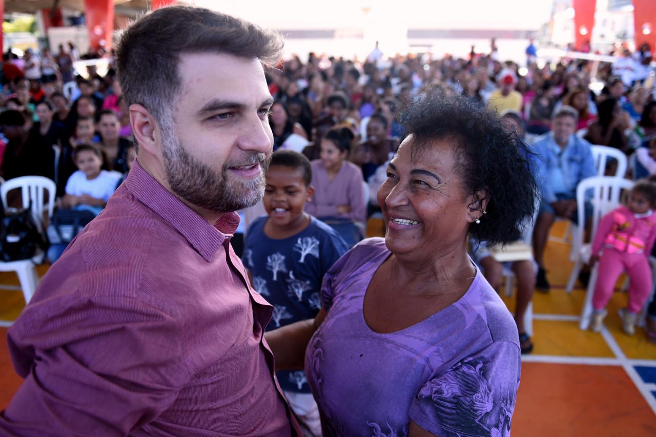 Prefeito Wladimir Garotinho realiza mais uma entrega do Cartão Goitacá