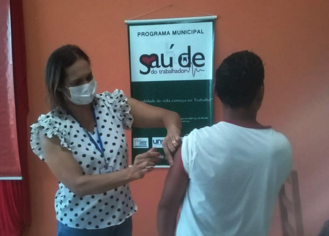 Programa Municipal Saúde do Trabalhador imuniza funcionários de empresa em Itaperuna