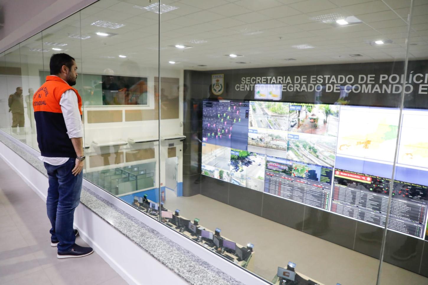 Cláudio Castro monitora chuvas e reforça ações de prevenção no CICC nesta sexta-feira