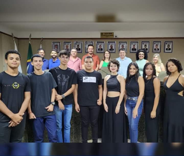 Italva - Formandos da Escola Severino em Cimento Paraíso comemoraram a conclusão do curso de elétrica predial