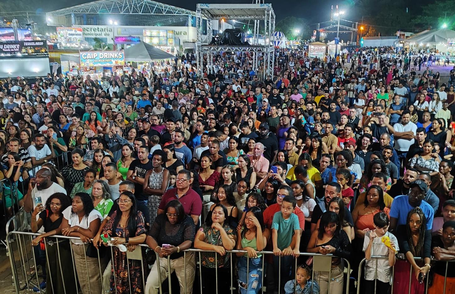 Noite de louvor e adoração no encerramento da Festa de Maio em Itaperuna