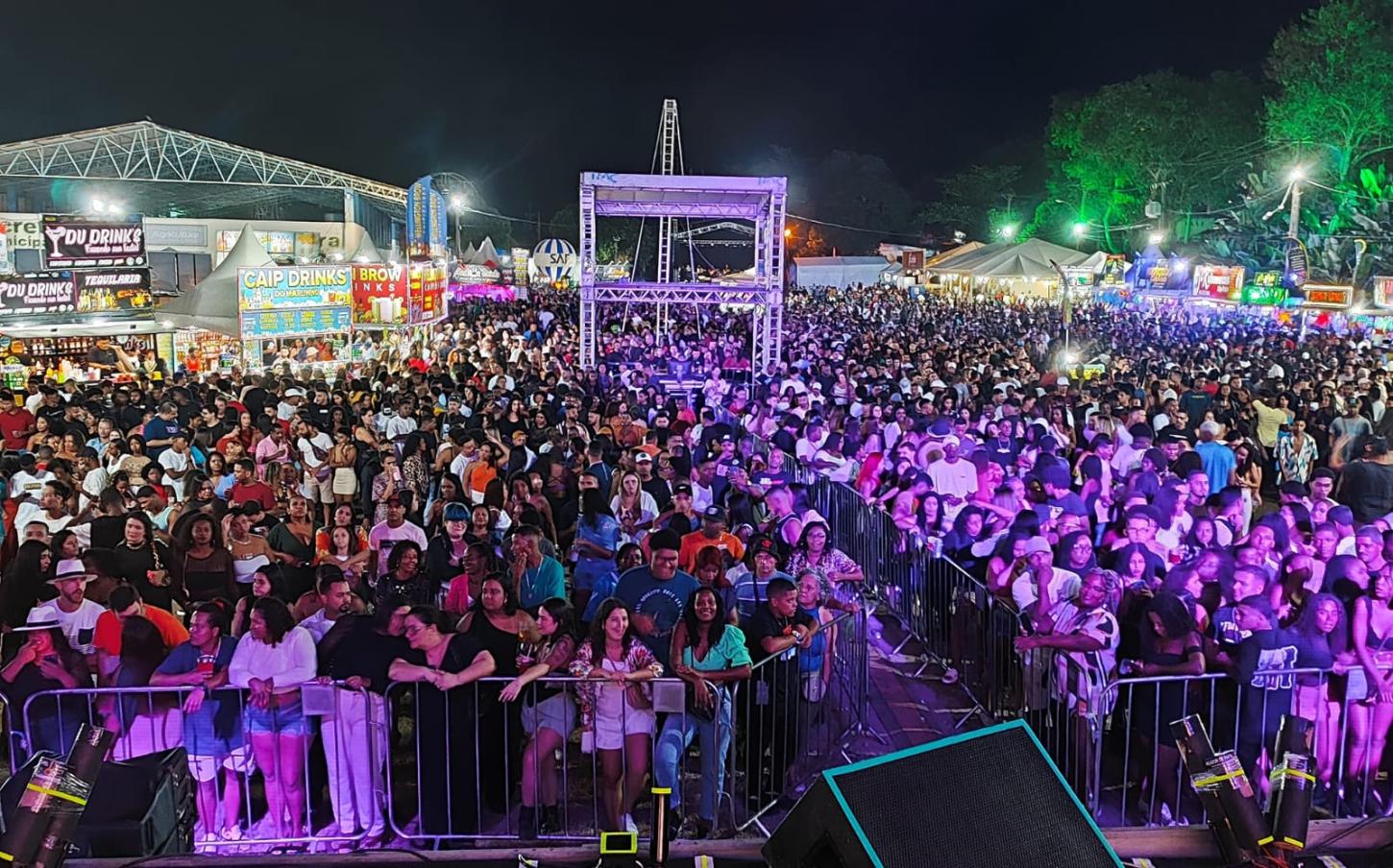 Noite de samba e pagode na Festa de Maio em Itaperuna