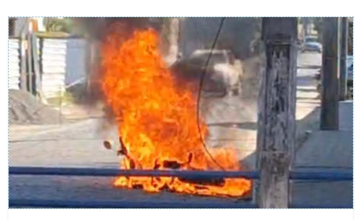 Itaperuna - Moto é destruída pelas chamas
