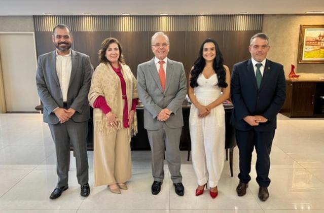 Prefeita de Cardoso Moreira busca inclusão digital em encontro com Presidente do Tribunal de Justiça