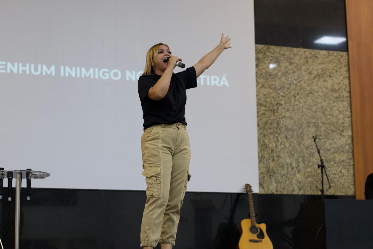 Cantora Nágila Roberta participa do 1º Encontro de Adoradores da 4ª Igreja Batista em Cardoso Moreira