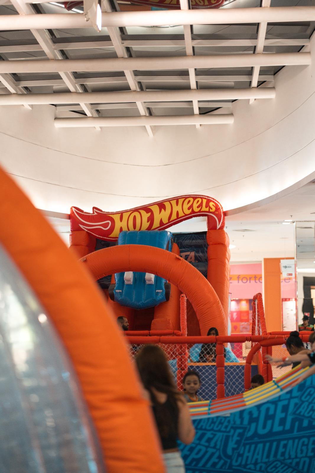 Circuito de brincadeiras inspirada em Hot Wheels diverte as crianças no Boulevard Shopping