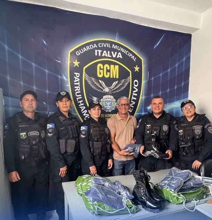 Guarda Municipal de Italva recebe complemento do novo fardamento da corporação
