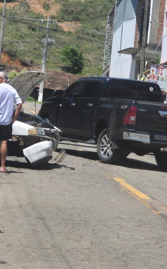 Carros se chocam em Cardoso Moreira