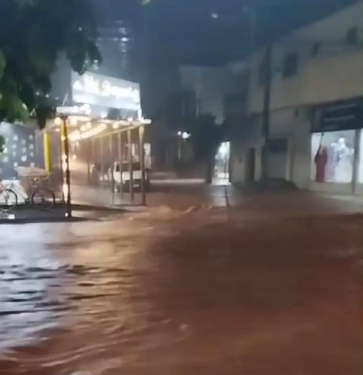 Chuva forte atinge Itaperuna e causa transtornos
