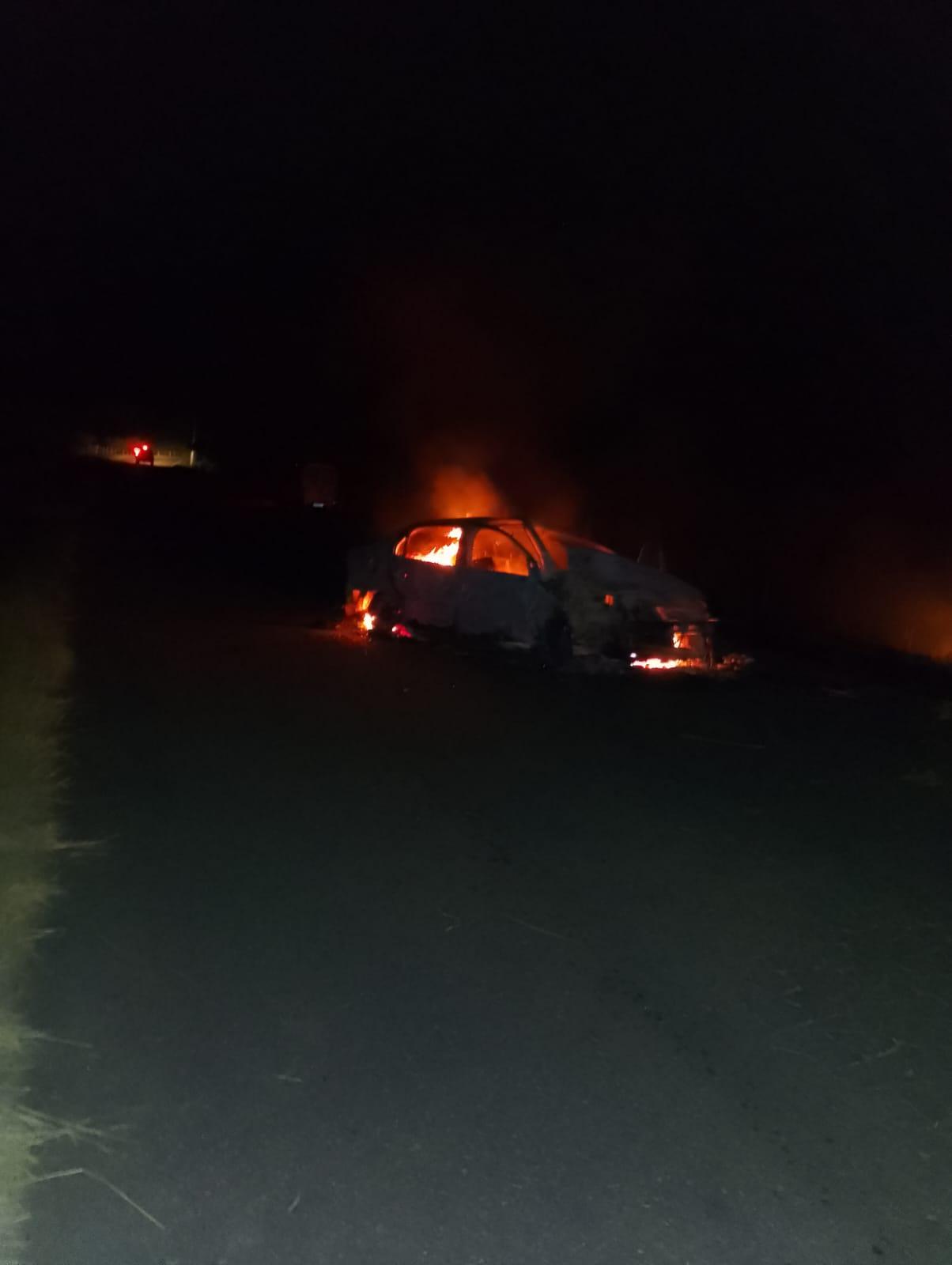 Carro bate em árvore e pega fogo em Cardoso Moreira