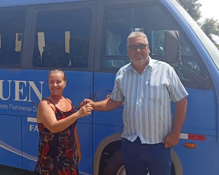 Prefeitura de Cardoso Moreira recebe da UENF  doação de um micro-ônibus