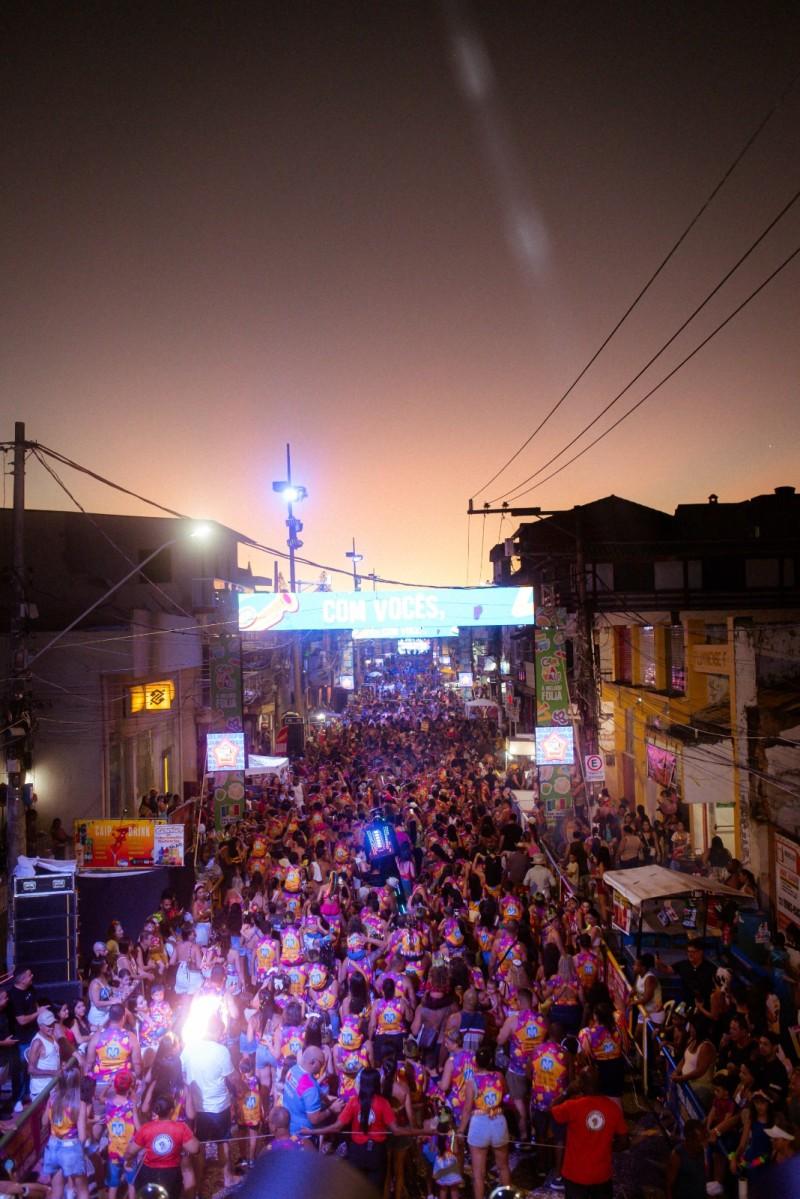Blocos de abadá e Alegria Invadem a Avenida no domingo de carnaval