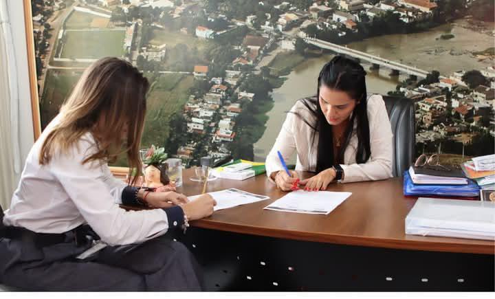 Prefeita de Cardoso Moreira Geane Vincler assina nesta Sexta-feira (25) um importante Acordo de Cooperação Técnica entre a Prefeitura e o SEST-SENAT