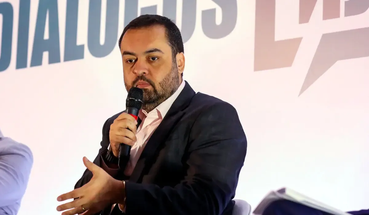 Cláudio Castro sanciona lei que proíbe venda de bolsas bags usadas por entregadores de delivery em todo o estado