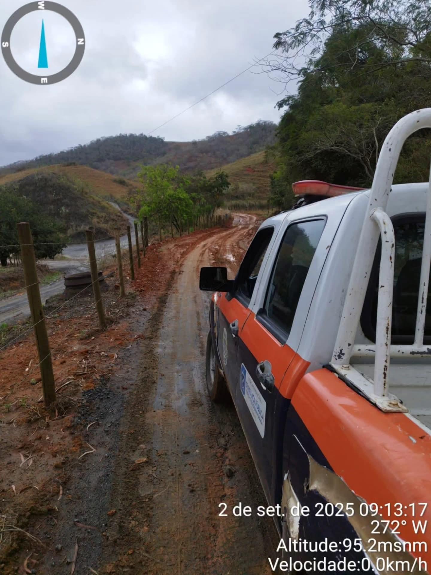 Italva - Demutran em parceria com Secretaria de Agricultura e Superintendência de estradas vicinais realiza ação na localidade da Formosia