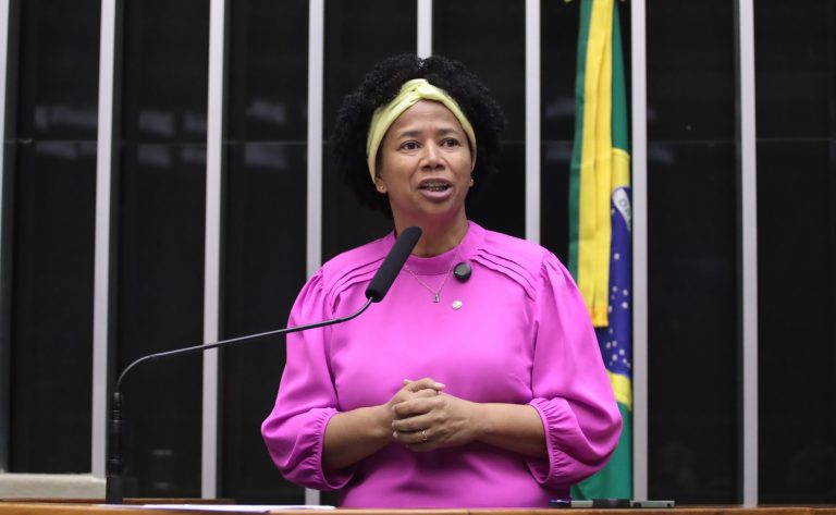 Câmara aprova projeto que prevê teste genético para risco de câncer; acompanhe