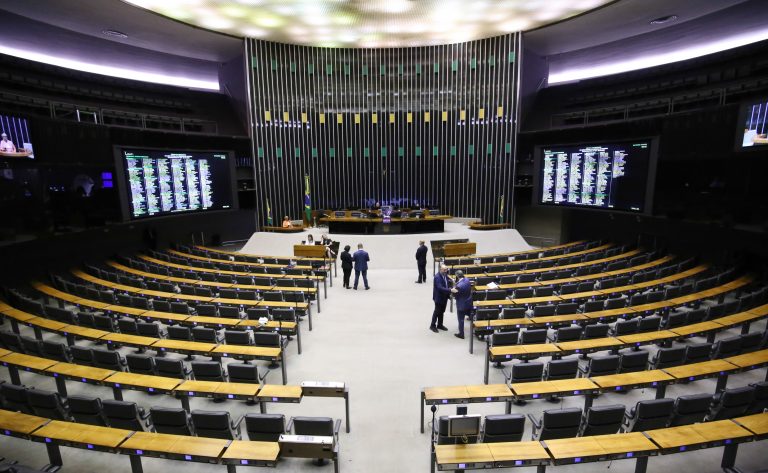 Deputados aprovam urgência para projeto que cria adicional para servidores do Judiciário; acompanhe