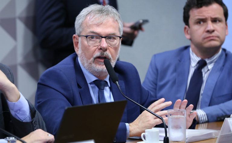 Ex-diretor do INSS admite receber mais de R$ 2 milhões de empresas ligadas ao “Careca do INSS”, mas nega envolvimento em desvios