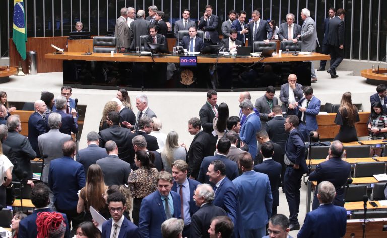 Câmara conclui votação do projeto de lei antifacção; texto segue para sanção