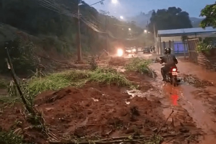 Forte chuva causa  transtornos em Cataguases na Zona da Mata mineira