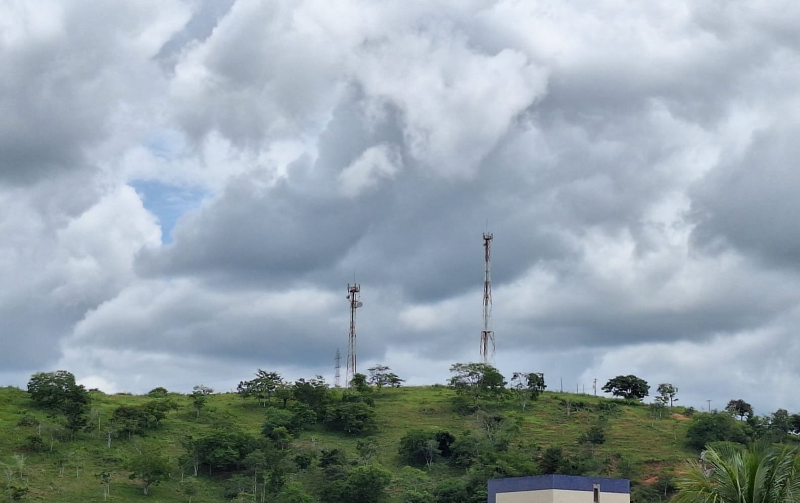 INMET alerta sobre frente fria com muita chuva e frio na região