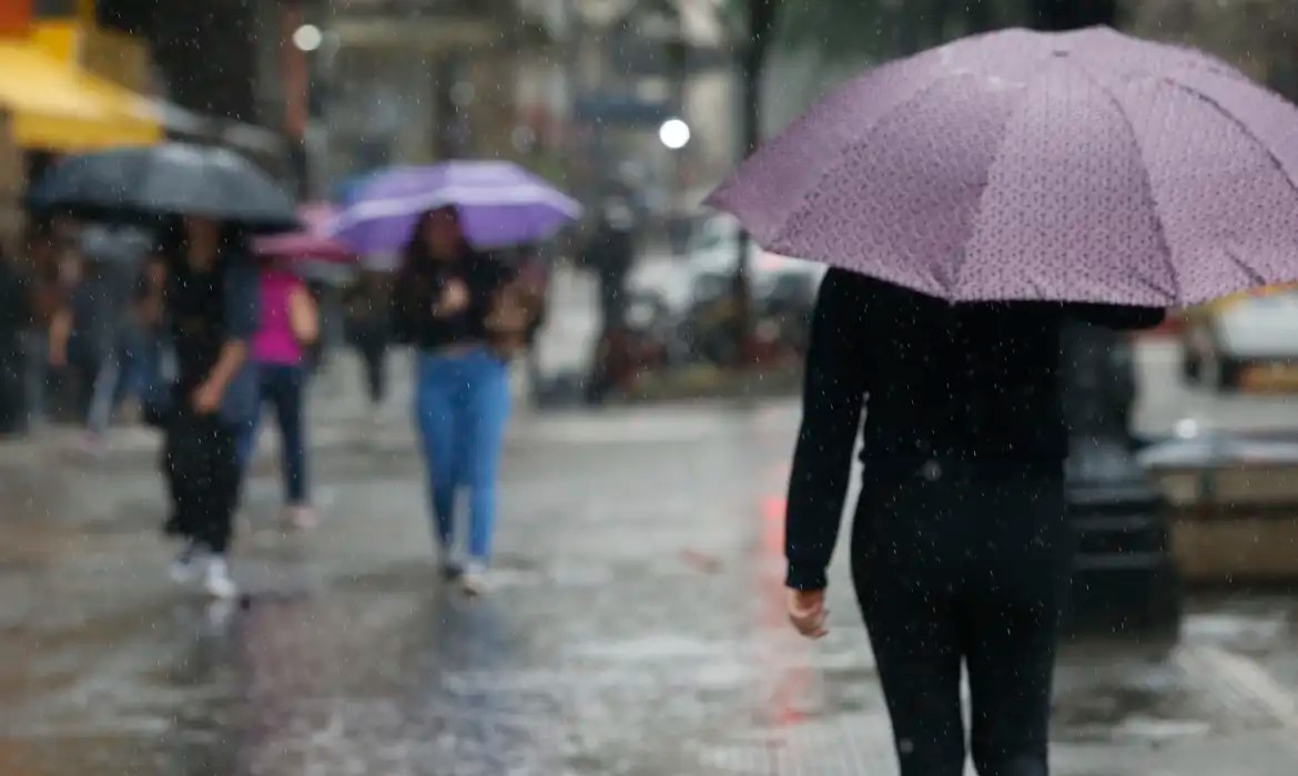Inmet emite alerta laranja para chuvas fortes em diversas regiões do país