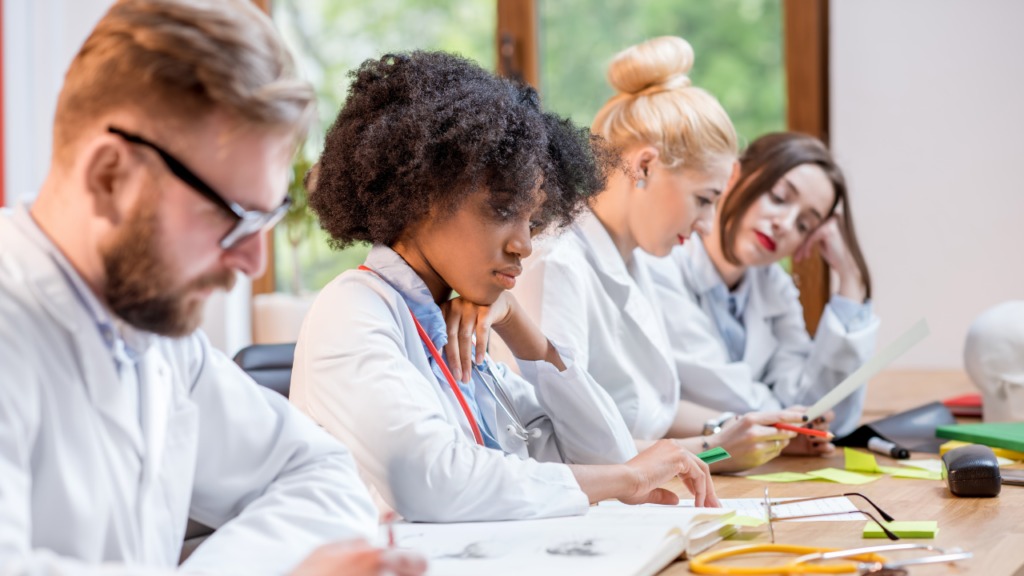 MEC pune 52 faculdades de Medicina por baixo desempenho no Enamed