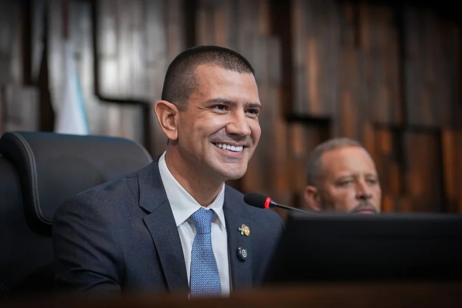 Com ausência da oposição, Douglas Ruas (PL) é eleito presidente da ALERJ
