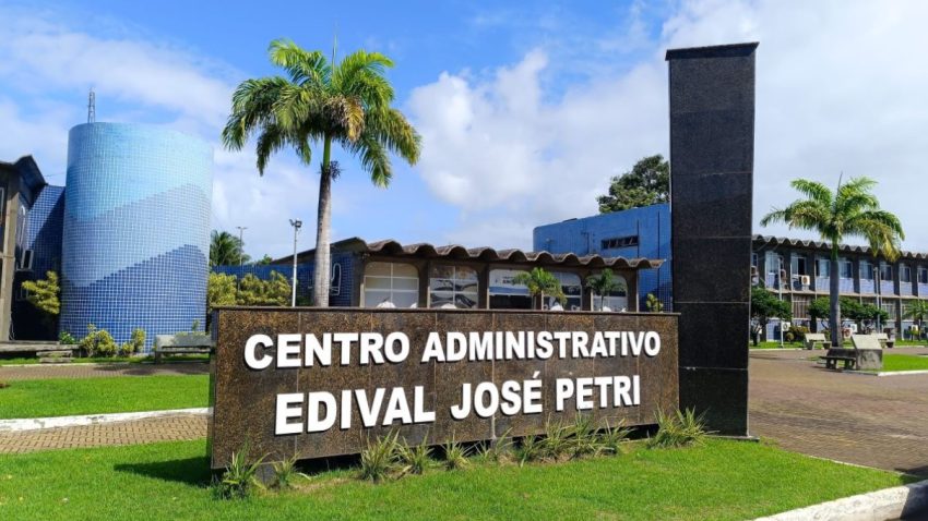 Justiça determina que prefeitura suspenda contratações, comissionados, festas e publicidade até avançar com Concurso Público